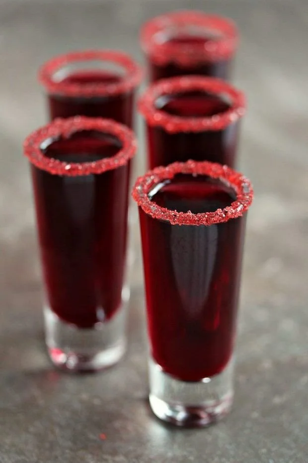 Cocktails d'Halloween effrayants et gourmands dans un verre décoratif