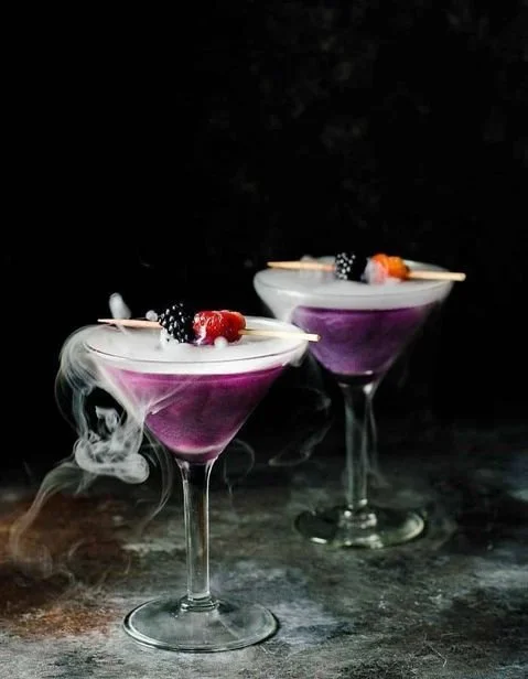 Cocktail d'Halloween violet avec garniture originale