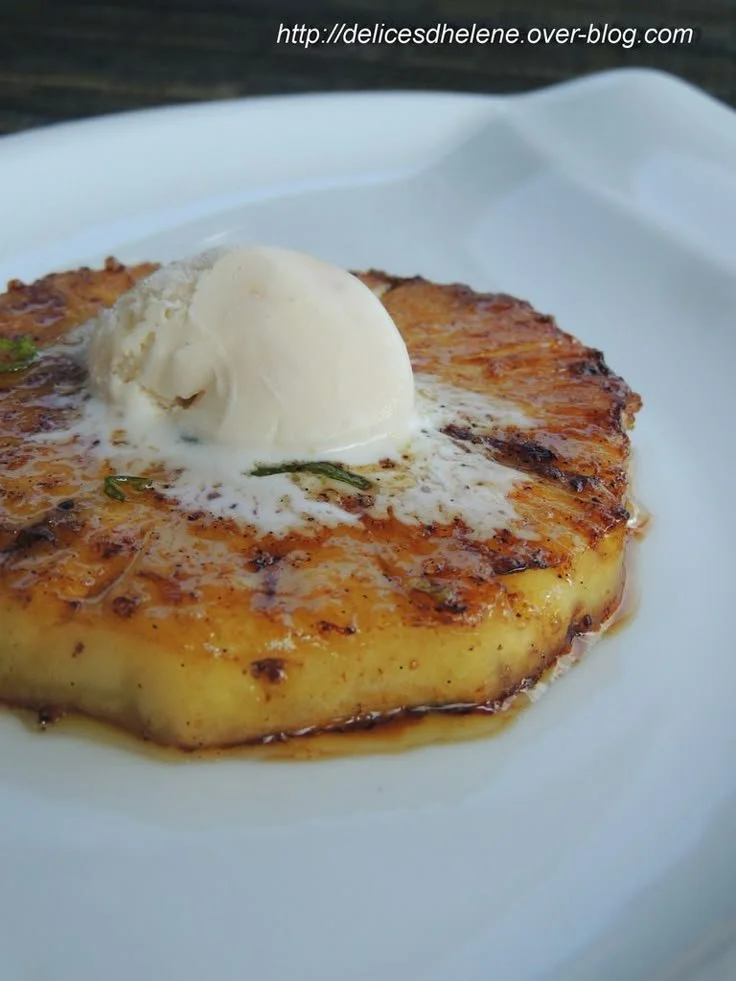 Ananas caramélisé au citron vert et à la vanille, plat sucré et savoureux