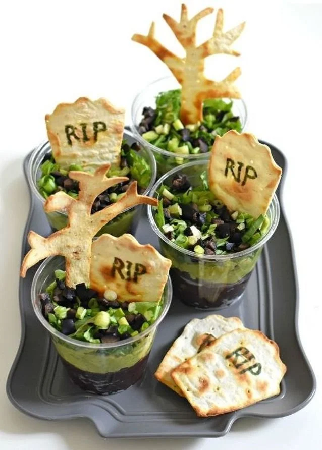 Verrines d'apéro Halloween avec décorations effrayantes et festives.