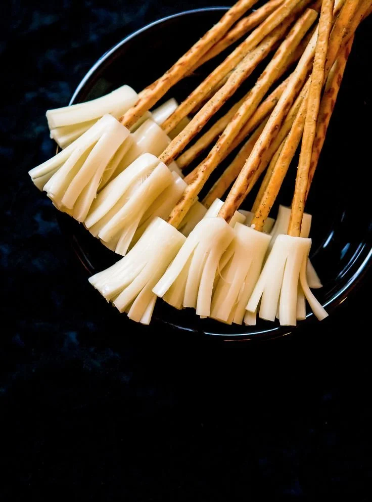 Bretzels au fromage en forme de balai de sorcière, recette de RICARDO.