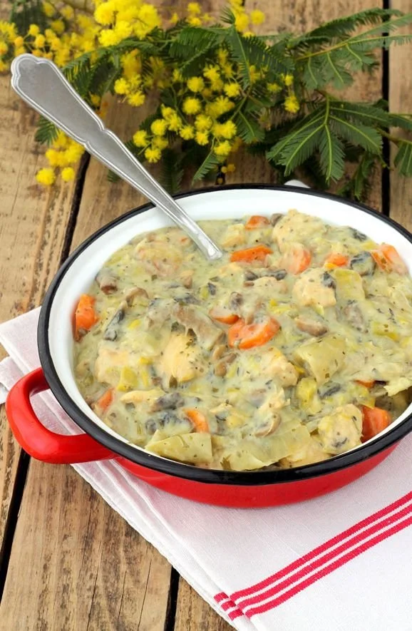 Blanquette de Poulet à l'ancienne servie dans une assiette blanche
