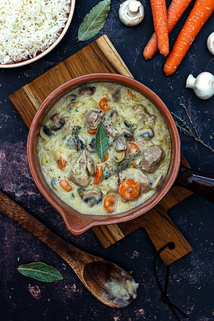 Blanquette de veau préparée avec des légumes et une sauce crémeuse