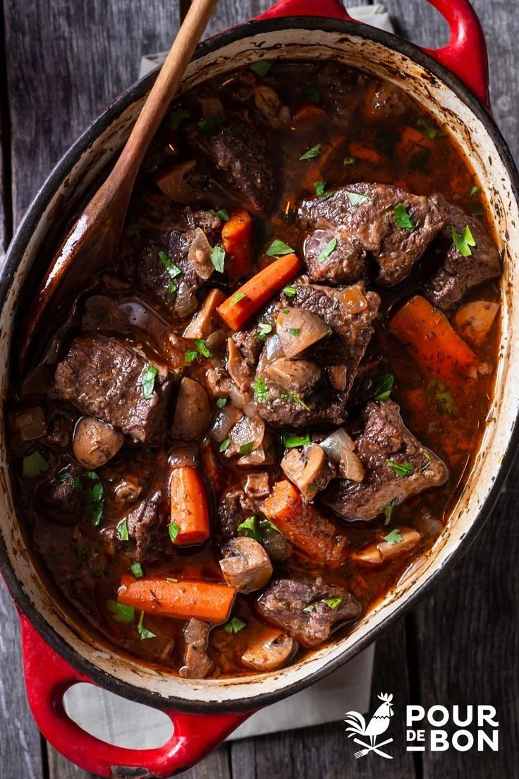 Plat de Bœuf Bourguignon avec viande tendre et légumes