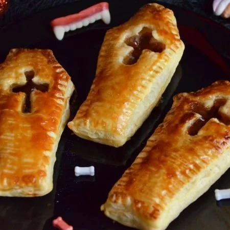 Cercueils décorés comme des Pop tarts pour une fête d'Halloween créative.