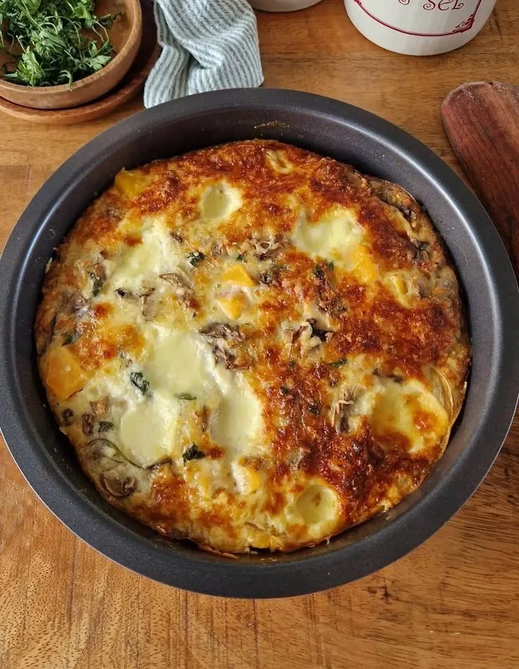 Clafoutis de potimarron au chèvre, un dessert automnal savoureux et crémeux.