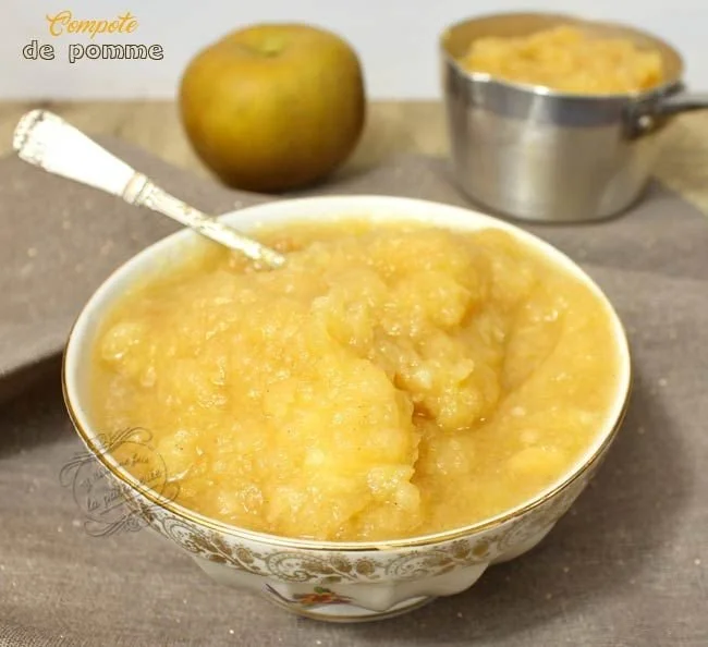 Compote de pomme maison délicieuse faite avec des pommes fraîches.