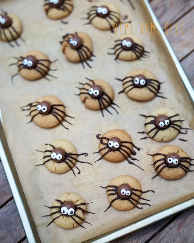 Cookies araignées décorés pour Halloween avec pépites de chocolat