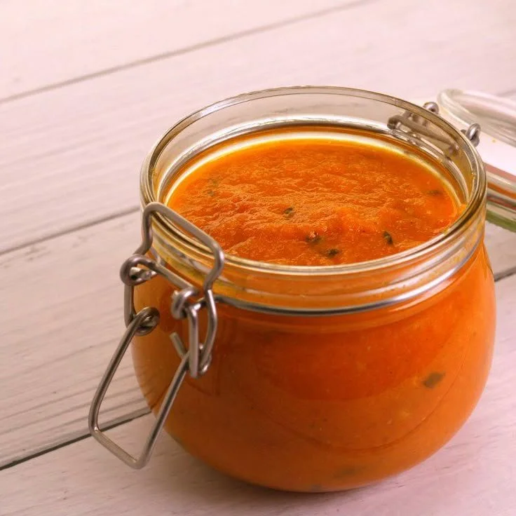 Recette de coulis de tomates maison dans un bol en verre