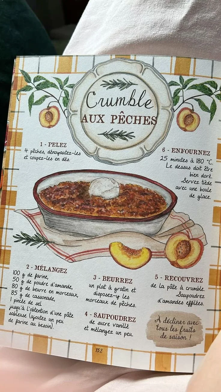 Crumble aux pêches appétissant avec une croûte dorée et des fruits juteux.