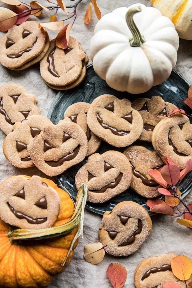 Biscuits en forme de citrouille fourrés au chocolat pour Halloween et Thanksgiving.