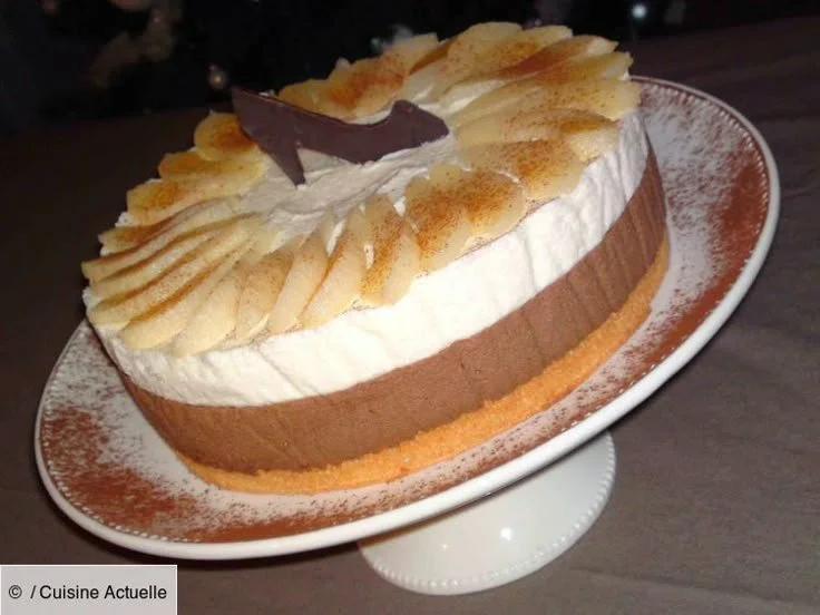 Entremets poire chocolat élégant, dessert savoureux et raffiné