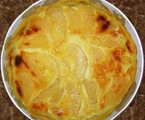 Flan alsacien aux poires, dessert rapide et savoureux prêt en 15 minutes.
