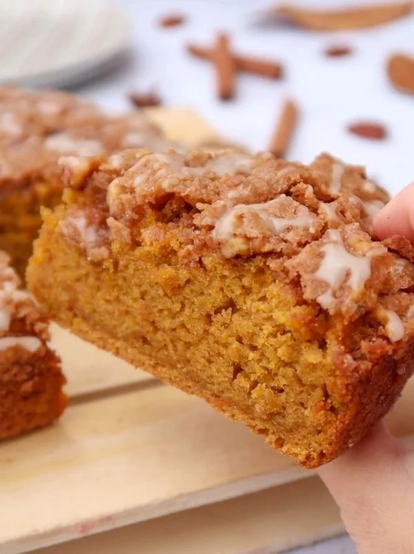 Gâteau à la courge butternut vegan, décoré et appétissant sur une assiette