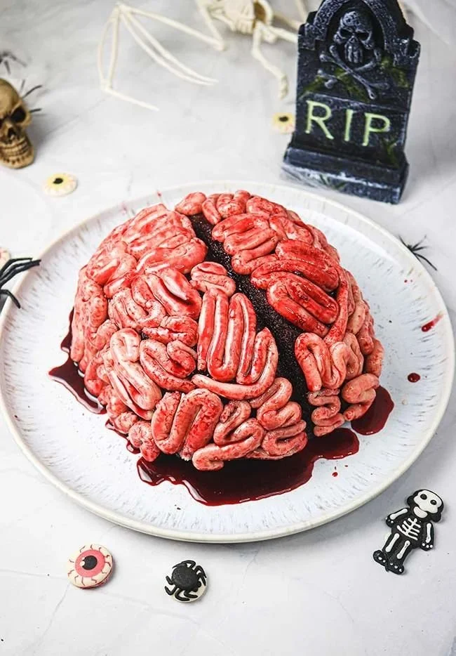 Gâteau cervelle ultra réaliste pour Halloween, décoré avec des détails impressionnants.