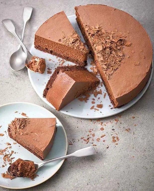 Gâteau nuage chocolat moelleux pour 8 personnes sur un plat blanc