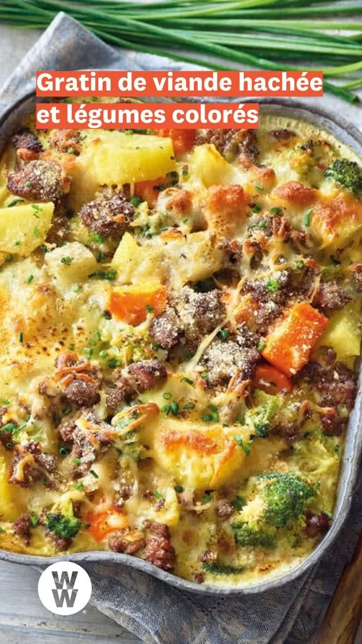 Gratin de viande hachée accompagné de légumes colorés dans un plat savoureux.