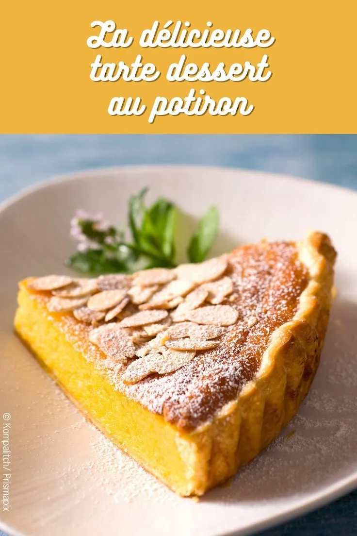 Tarte au potiron dessert garnie de crème et épices, parfaite pour l'automne.