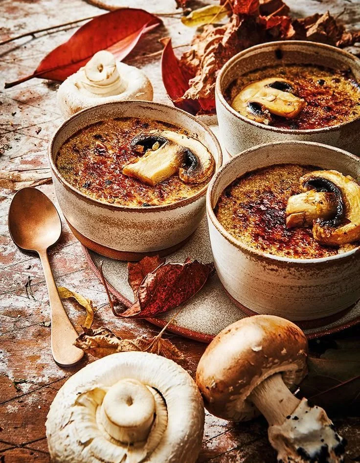 Assiette d'entrées d'automne réconfortantes avec des ingrédients frais et colorés