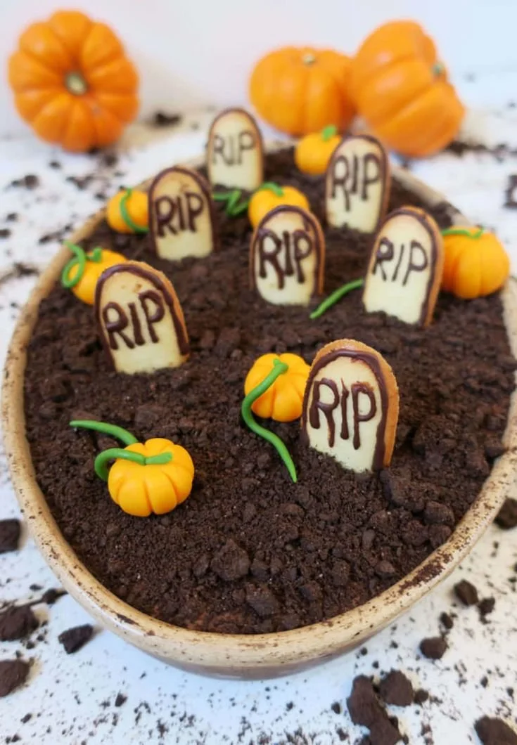 Mousse au chocolat spéciale Halloween garnie de décorations effrayantes