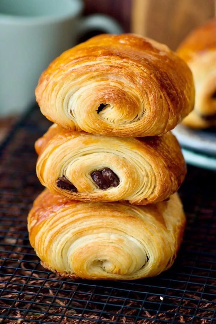 Pains au chocolat maison frais sortis du four, dorés et appétissants