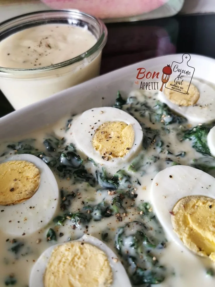 Epinards aux oeufs avec sauce Mornay dans une assiette