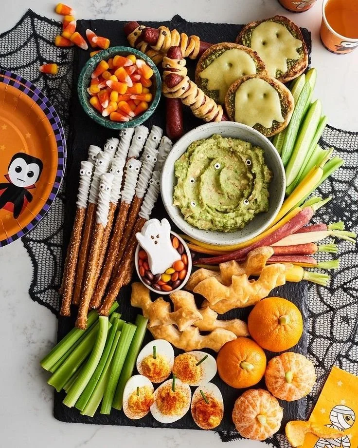 Plateau de bonbons d'Halloween avec diverses friandises et décorations