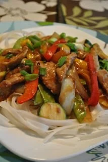 Porc sauté aux légumes savoureux et colorés dans une assiette