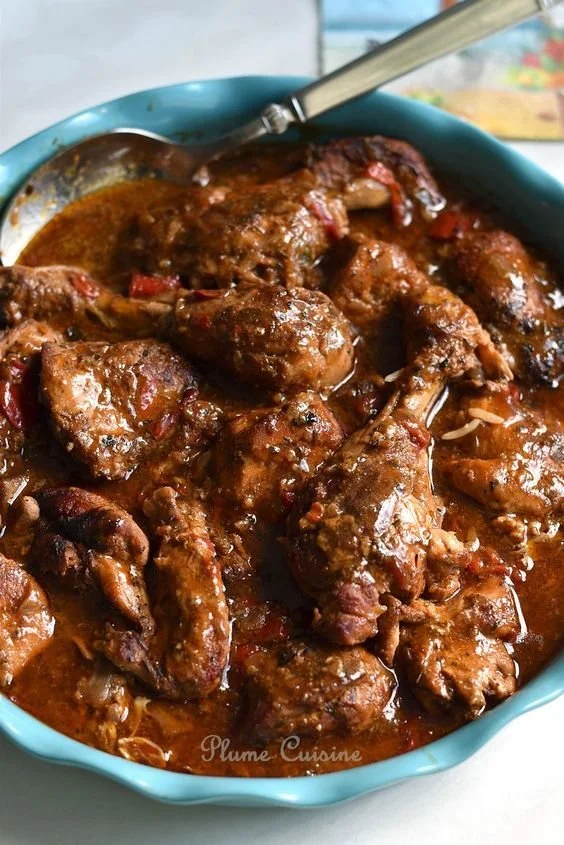 Recette de poulet brun jamaïcain dans une cuisine chaleureuse