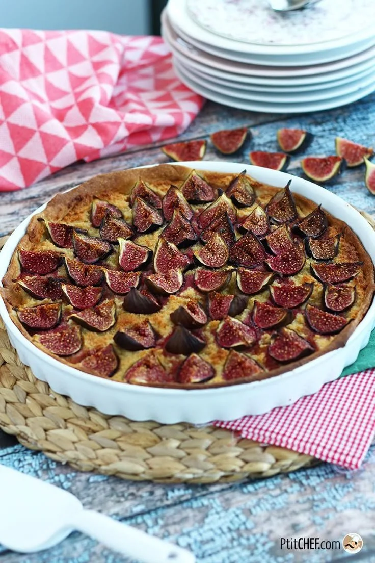 Une délicieuse tarte aux figues faite maison sur une assiette.