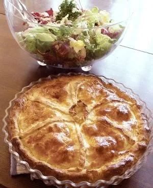 Tourte au Munster, plat alsacien traditionnel avec fromage Munster et ingrédients frais.