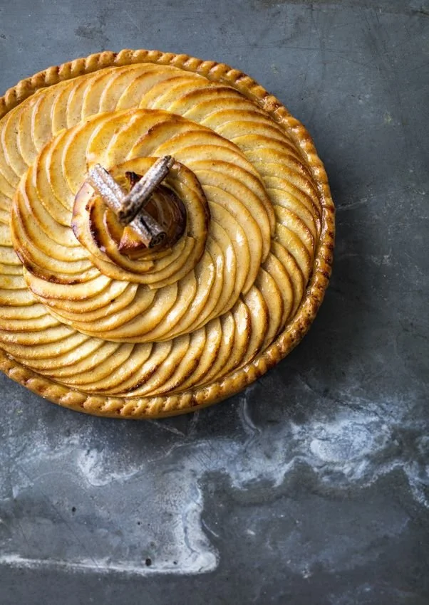 Tarte aux pommes sur lit de compote, un dessert savoureux et réconfortant.
