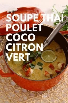 Soupe thaï poulet coco citron vert servie dans un bol