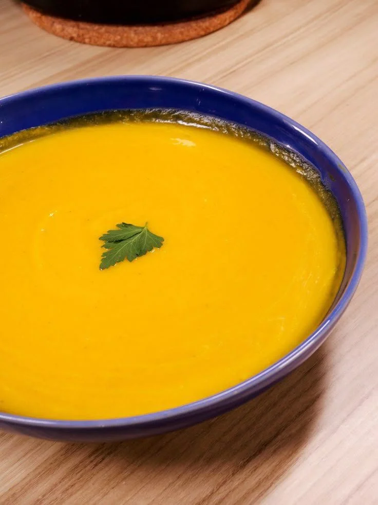 Soupe veloutée de potimarron et pommes de terre dans un bol