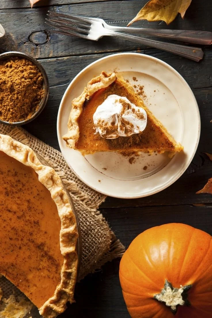 Tarte à la citrouille d'Halloween légère WW sur une table festive.
