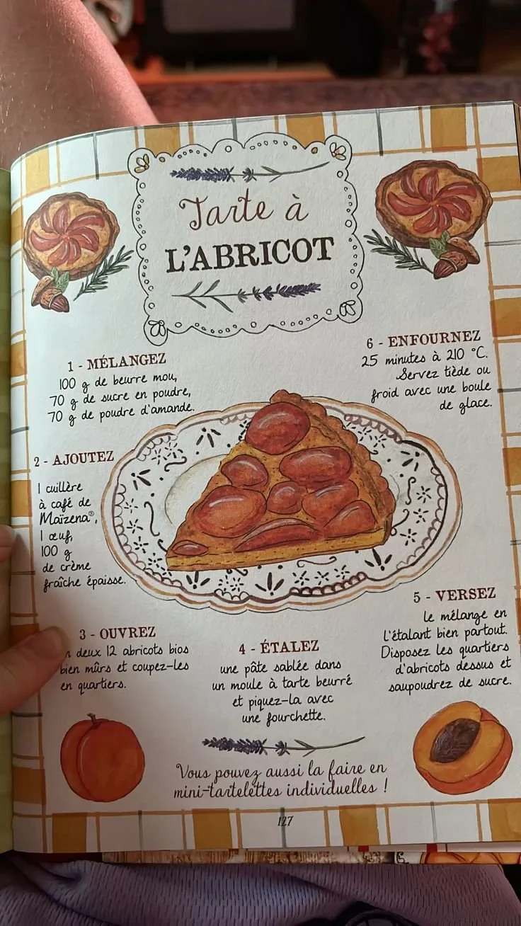 Tarte à l’abricot fraîchement cuite avec des abricots dorés et croustillante.