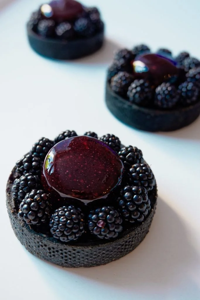 Tarte aux mûres garnie de baies fraîches sur une pâte croustillante