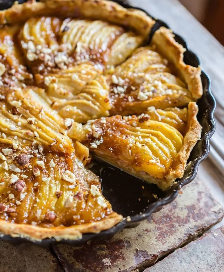 Tarte aux poires garnie de caramel, un dessert savoureux et réconfortant