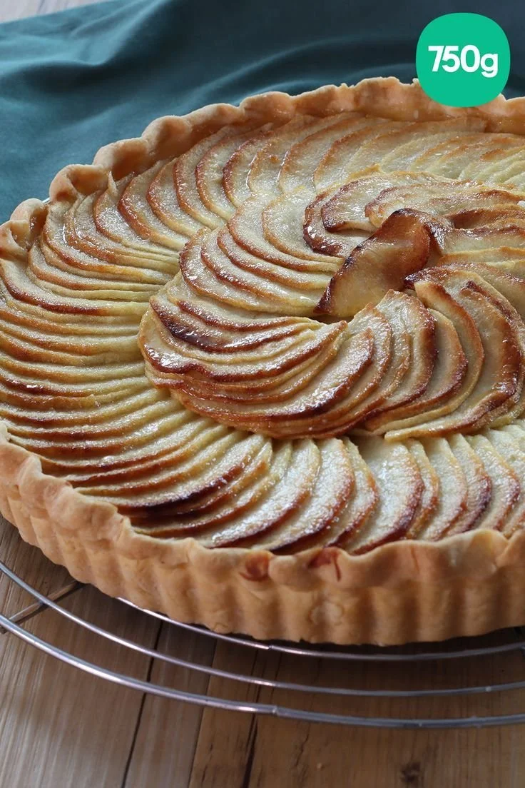 Tarte aux pommes dorée et appétissante sur une assiette en porcelaine