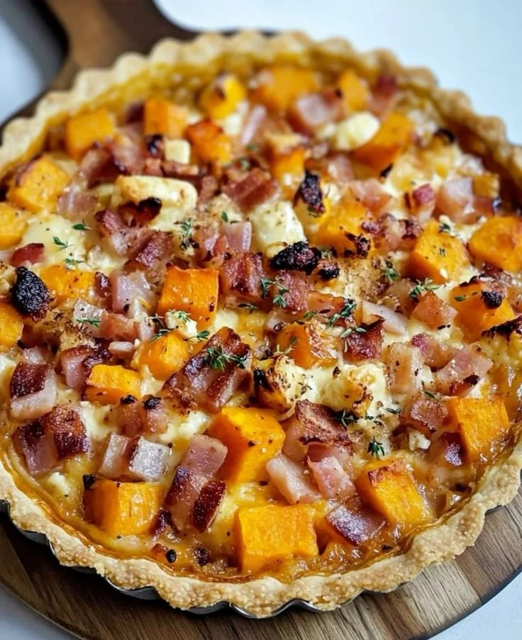 Tarte Butternut garnie de lardons, fromage et noisettes, plat savoureux