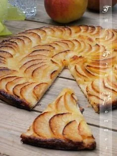 Tarte fine aux pommes maison garnie de pommes caramélisées et de pâte croustillante