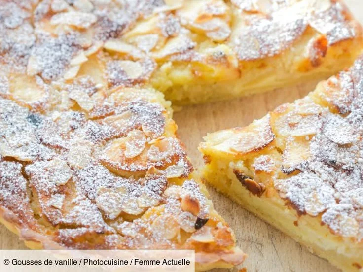Tarte normande aux pommes et aux amandes, dessert traditionnel français.