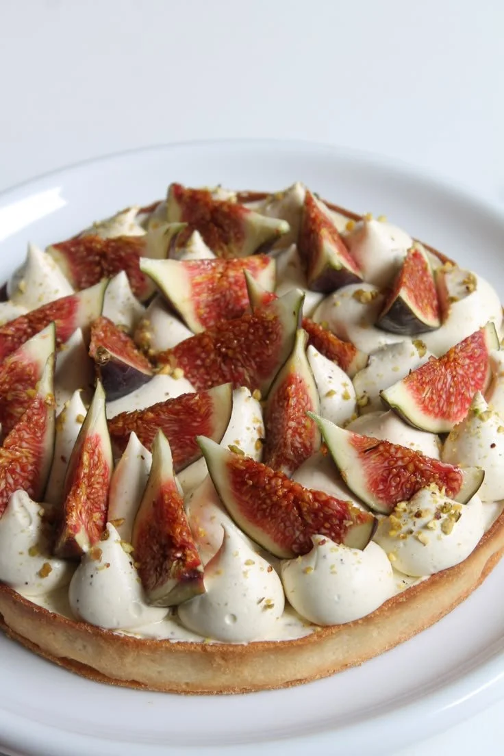 Tarte pistache figues garnie de pistaches croquantes et de figues sucrées